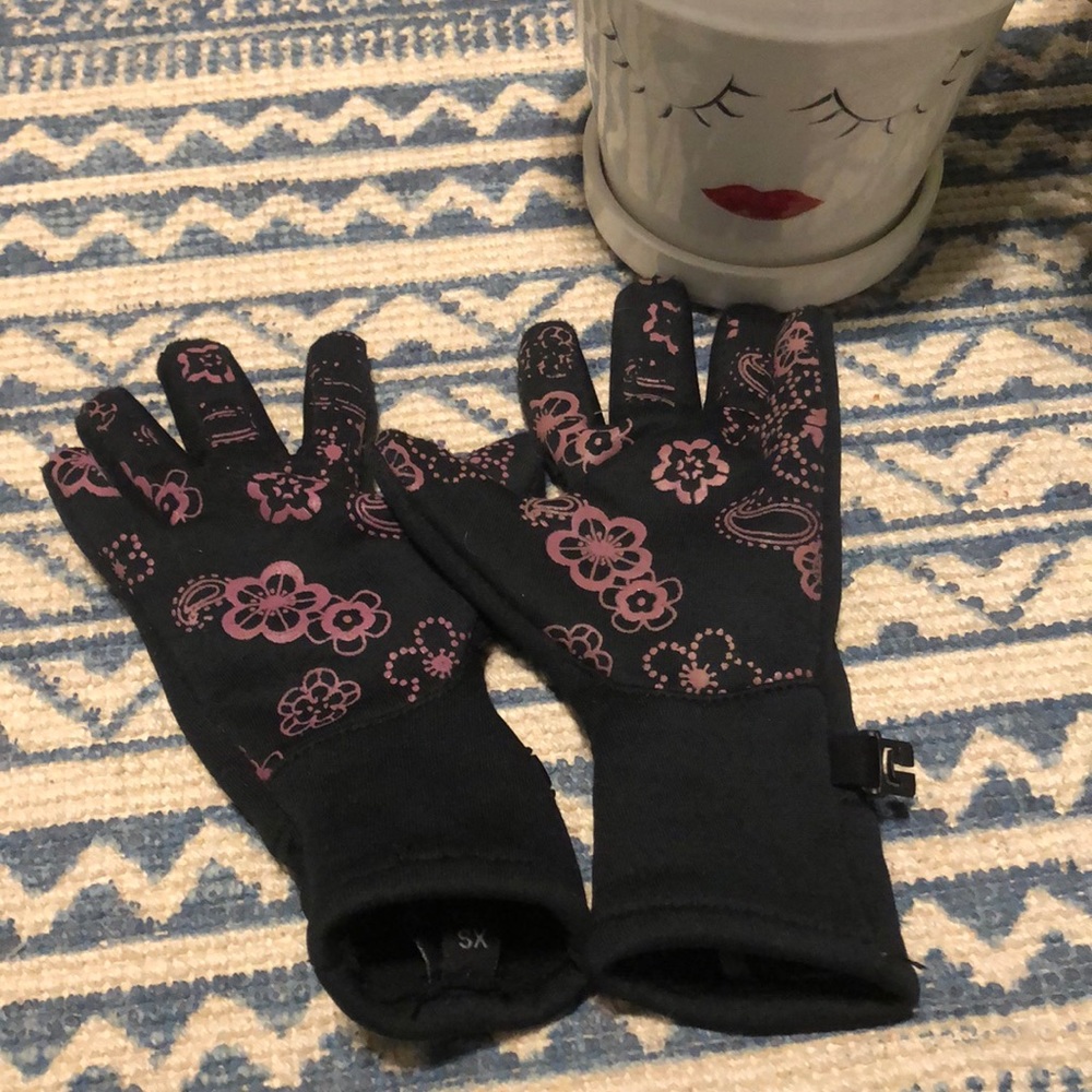 REI kid’s gloves